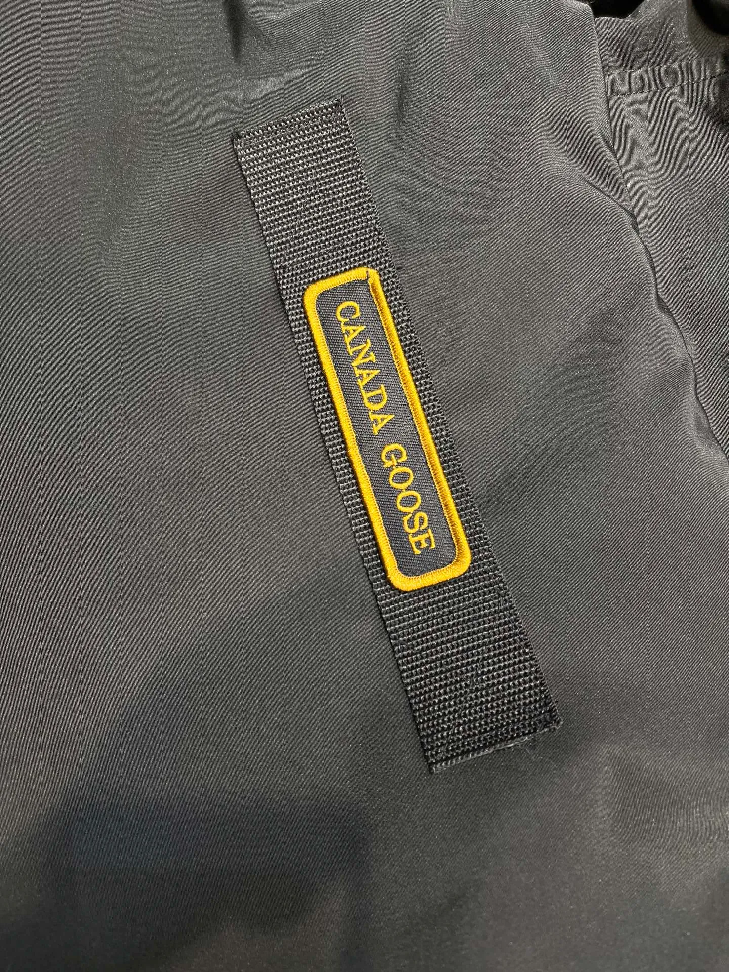 P840 𝘾𝘼𝙉𝘼𝘿𝘼 𝙂𝙊𝙊𝙎𝙀Big Goose 13# The design of Big Goose 13 is simple and elegant, a little longer than the 08 model, more suitable for men and suitable for business people. This down jacket is popular for its simple design, which is not only practical but also has a certain sense of fashion. In terms of applicability, the Daye 13 model provides good thermal insulation performance. Its thermal insulation coefficient is level 5, which can provide enough warmth and is suitable for wearing in cold environments. In addition, the Daye 13 model also has a high cost performance. Compared with other models, it provides a better balance between price and performance, making it more competitive in the market.  size：xs-xxl